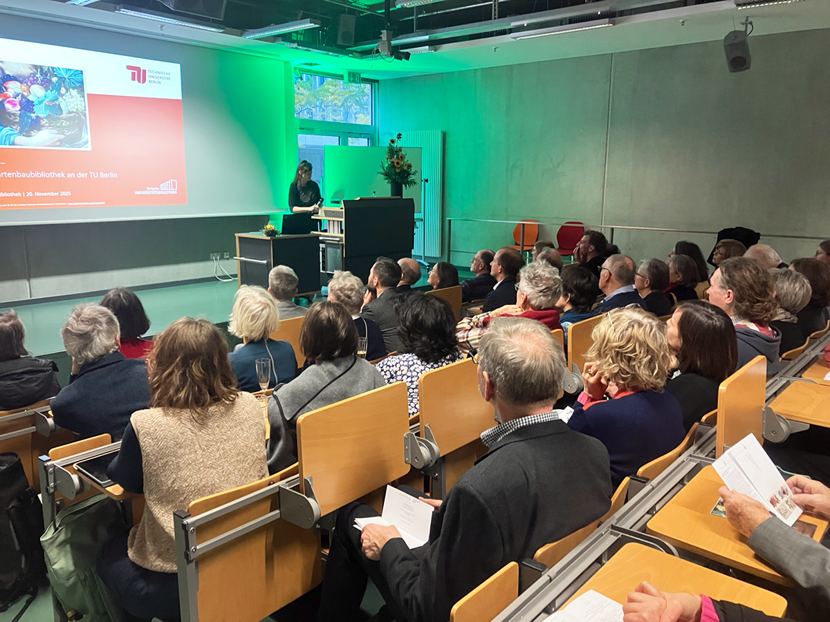 Vortrag vor voll besetztem Hörsaal im Rahmen eines Symposiums der Deutschen Gartenbaubibliothek an der TU Berlin.